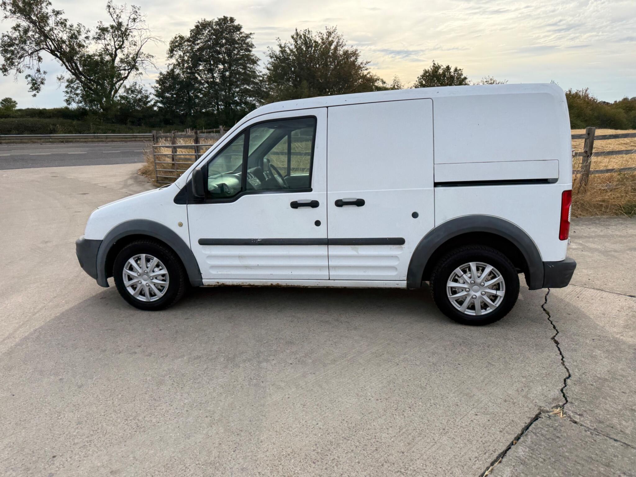 Ford Transit Connect 1.8 TDCi T200 L1 H1 4dr — photo 58 of 86